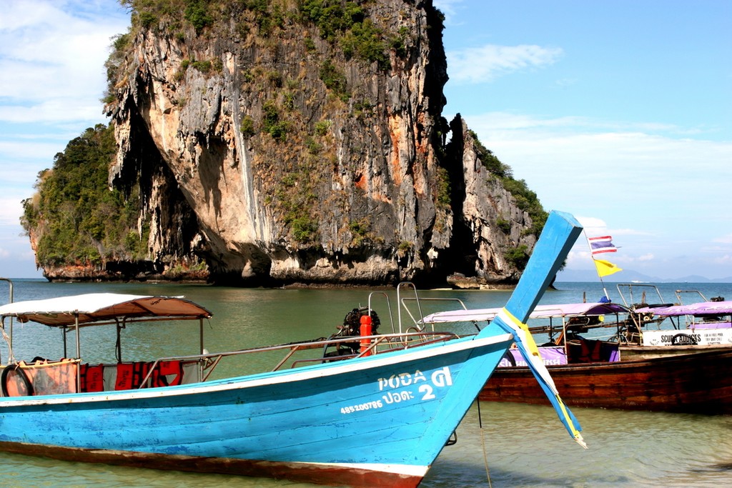 longtail with the limestone backdrop © Maggie Joyce http://marinerboating.com.au